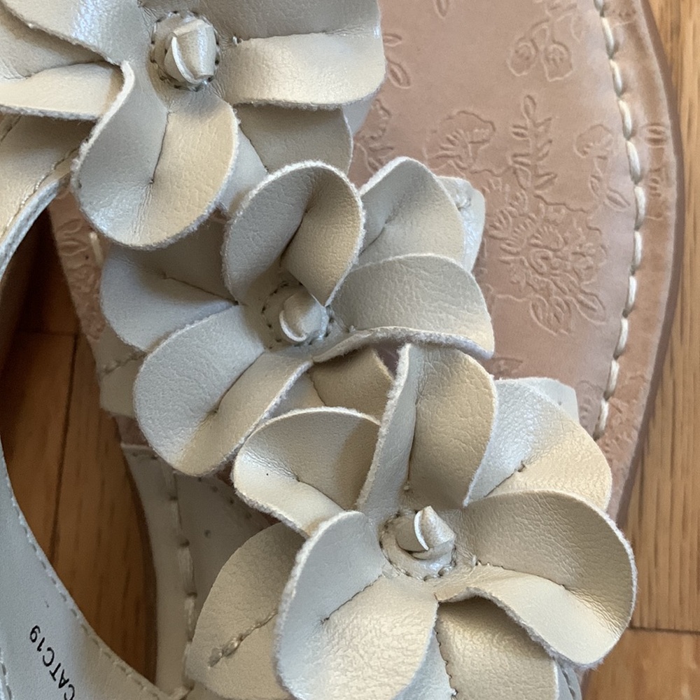 B.o.c sandals with flowers Sz 8. With flowers